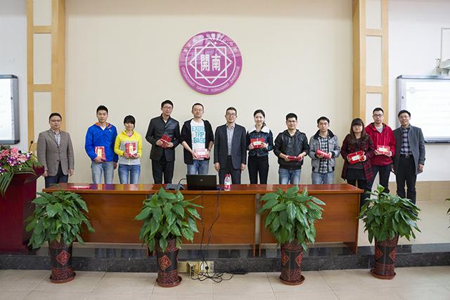 学校管理干部与各学科获奖代表合影