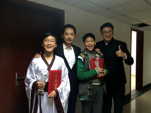 与饰演周恩来的特型演员刘劲合影_副本.jpg