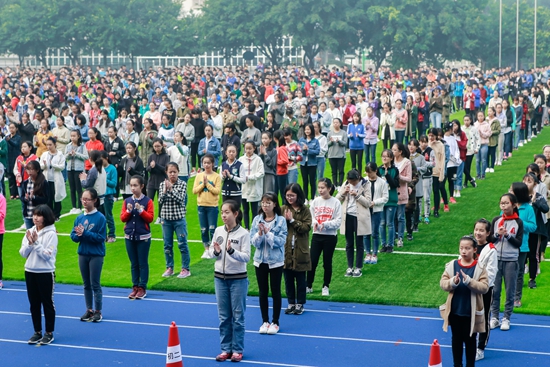 学生操场鼓掌.jpg