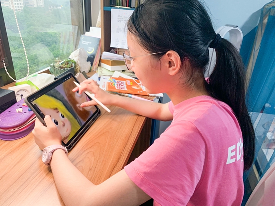 学生在家绘画过程.jpg