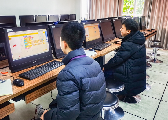 指导创意编程同学.jpg