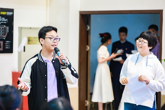 学生互动.jpg